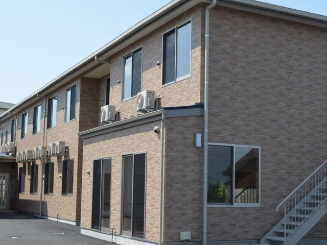きれいな外壁の建物外観 外観 きれいに整備された外壁が目を引く建物です。就業を考えている方には、清潔感のある環境がお勧めです。