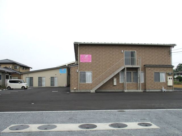 広々とした駐車場外観 外観 ゆったりした駐車スペースを備えた施設の外観です。バリアフリーの配慮がされた建物の設計となっており、安心して勤務可能です。