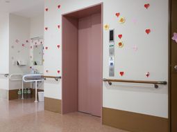 手すり付き廊下とエレベーター