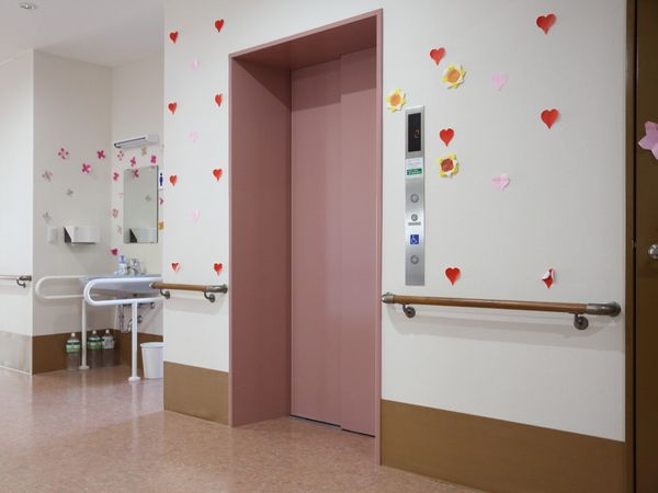 手すり付き廊下とエレベーター
