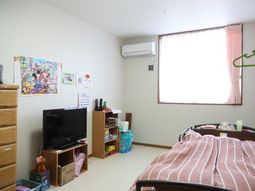 明るい個室の居室
