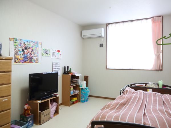 明るい個室の居室