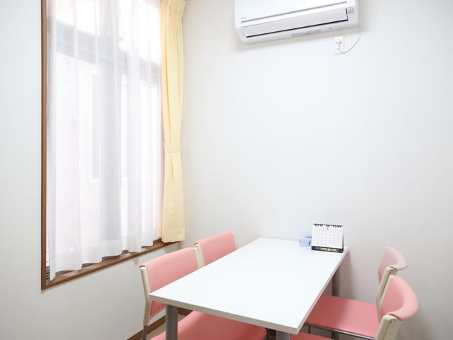 清潔な居室の一角 相談室 シンプルで清潔感のある居室のテーブルセットが配置されており、採光も良好です。お部屋での穏やかなひとときを想像していただけます。