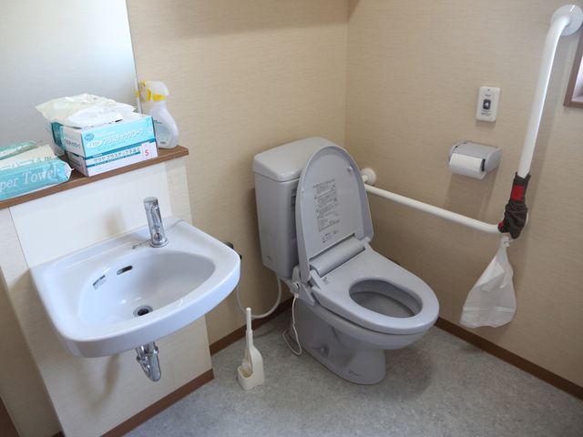 バリアフリー対応トイレ トイレ 手すり付きのトイレスペースは、利用者の安全を考えた設計になっています。清潔感があり、快適な日常生活のサポートを想像いただける空間です。