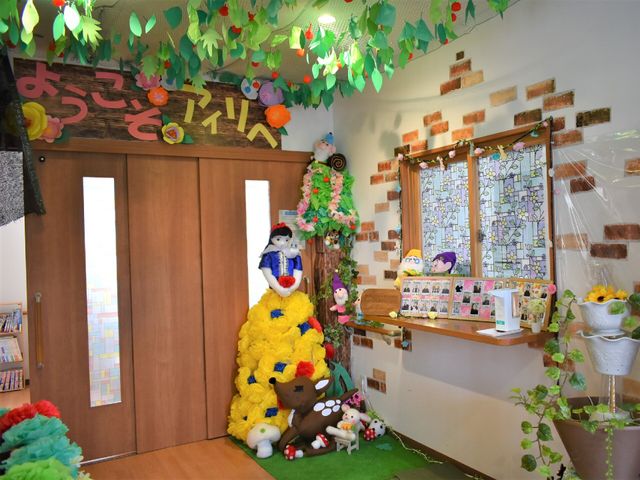 おもちゃと絵本の部屋 受付 カラフルで暖かみのある装飾が施された多目的室は、様々な娯楽活動を楽しむ空間となっております。