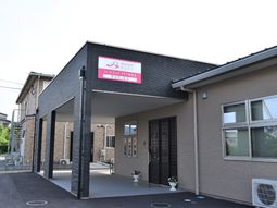 モダンな外装の建物エントランス