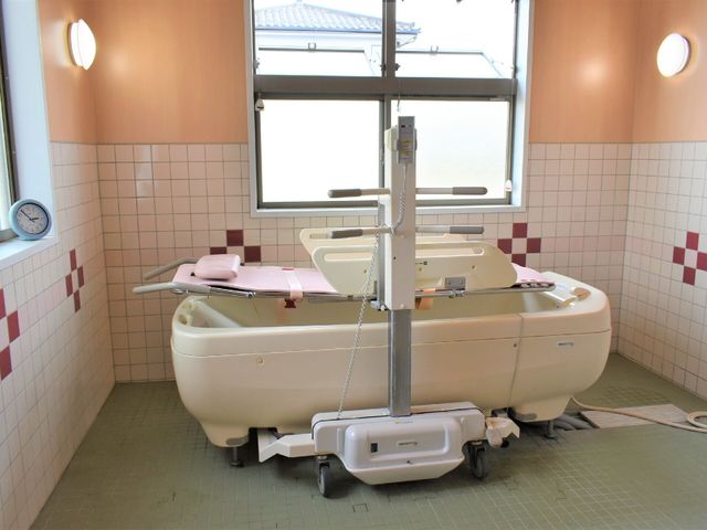 バリアフリーの浴室 機械浴室 清潔感溢れる広々とした浴室では、利用者様の安全と快適さを第一に考えた設備が完備されています。