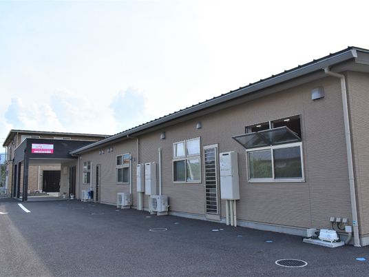 一階建て施設の外観