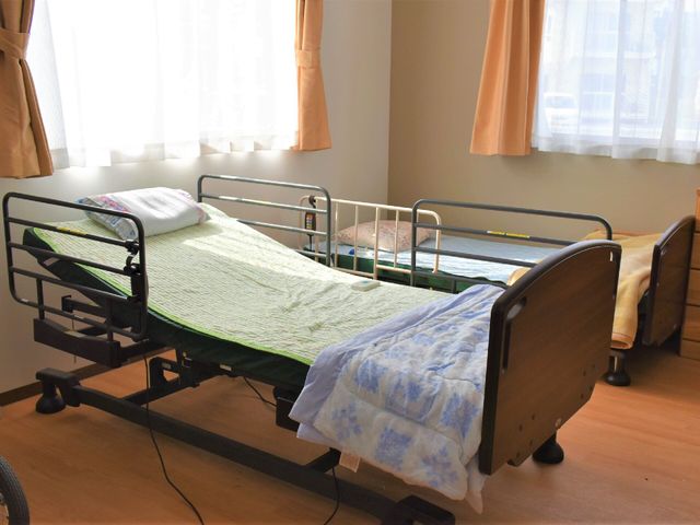 明るい居室の特殊ベッド 居室 日当たりの良い居室には、身体のサポートが考えられた特殊ベッドが配備されており、快適な休息を支えます。