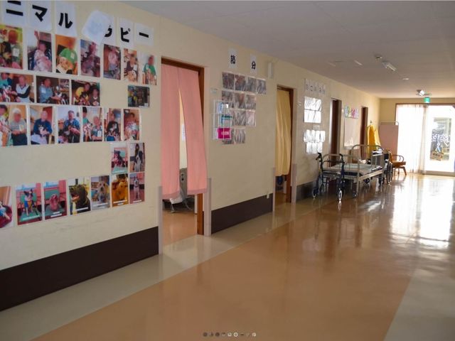 廊下に掲示物と車椅子