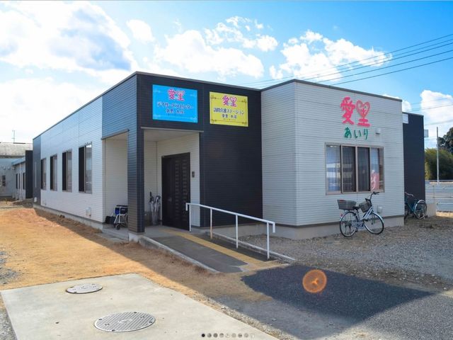 明るい外観の建物