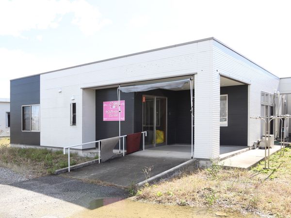 シンプルな建物のエントランス
