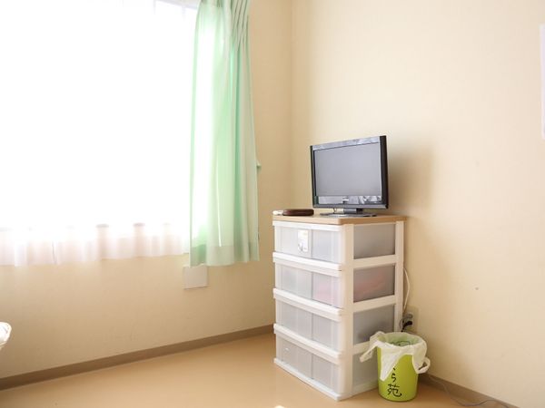 明るい居室の一角