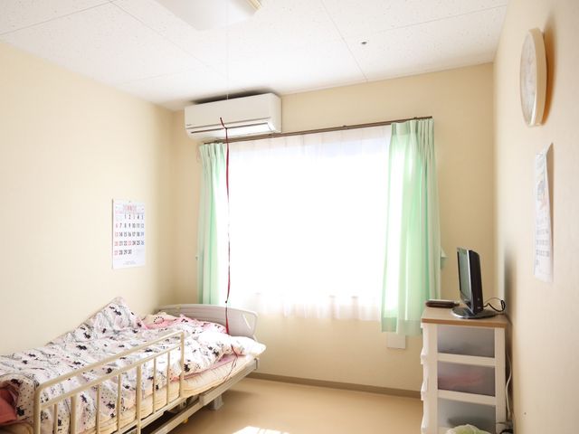 明るい個室の居室