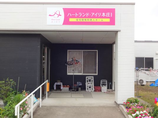 エントランスの明るい外観