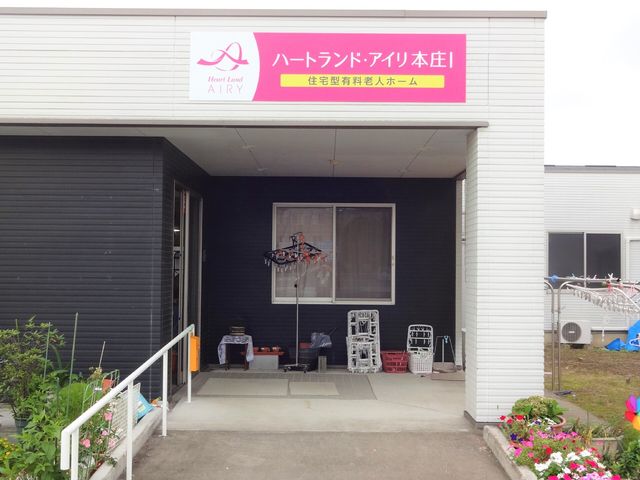 エントランスの明るい外観
