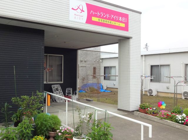 明るい外観の施設エントランス