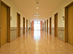 明るい廊下の風景