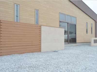 シンプルな外観の建物