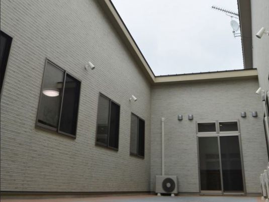 外壁と窓のある建物