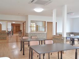 明るい食堂の様子