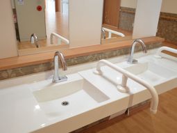 洗面台と手すり付き