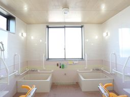 明るい浴室の設備