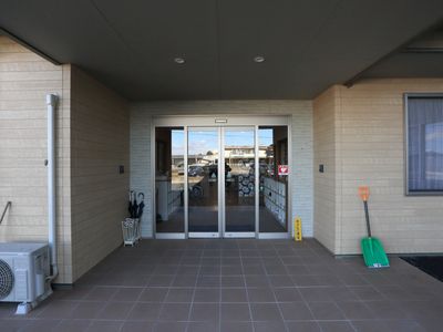 エントランスの明るい通路