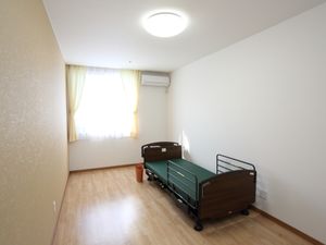 明るい居室の一角