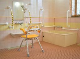 明るい手すり付き浴室