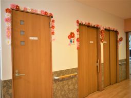 廊下の装飾された扉