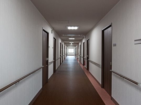 清潔感のある施設の廊下