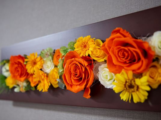 明るい色の壁掛け花飾り