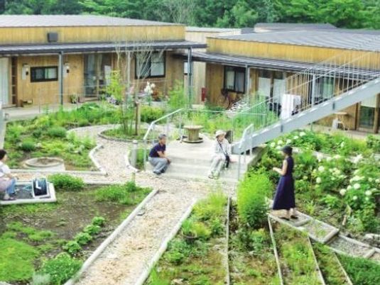緑に囲まれた施設の中庭
