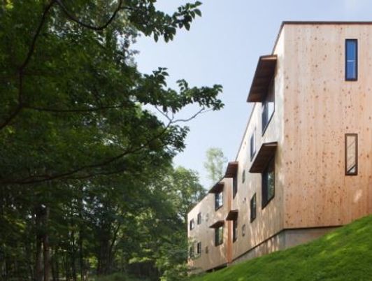 木々に囲まれた施設外観