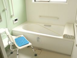 バリアフリー設計の浴室