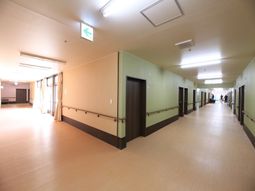 照明が行き届く廊下空間