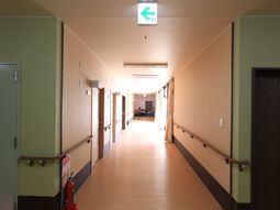 清潔で広々とした廊下
