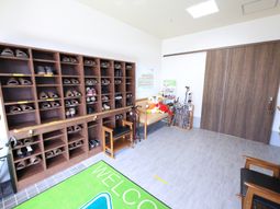 エントランスの靴棚と椅子