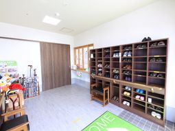 靴棚と杖立てのあるエントランス