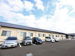 広々駐車場と建物外観