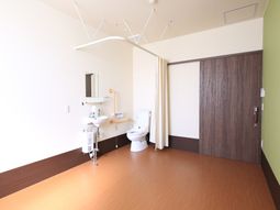 洋室とトイレの清潔感ある空間