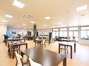 広々とした明るい食堂
