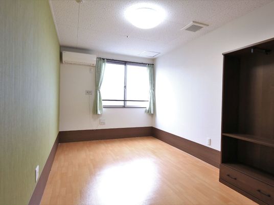 広々とした明るい居室