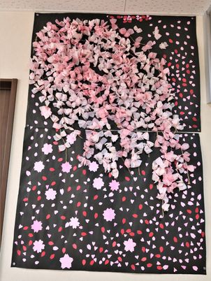 壁に飾られた桜の装飾