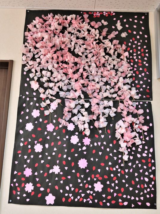 壁に飾られた桜の装飾