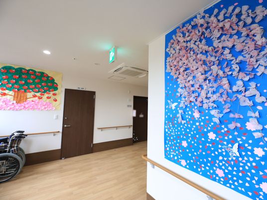 廊下の壁に装飾アート