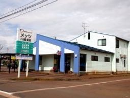 青いアーチのある建物外観