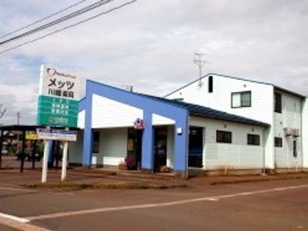 青いアーチのある建物外観