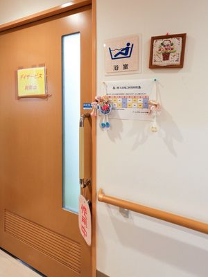 浴室の入口と掲示物